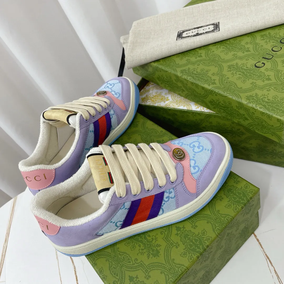 Ex-factory price: 540💰 GUCCI Gucci's newly upgraded back cover lining, top-notch old dirty shoes, classic casual sports shoes for couples, retro sneakers and old G family dirty shoes, updated at the counter simultaneously! ①The shoe upper has the same water-based edge coating process as the original version⚠️The ordinary oil edges on the market have a strong glue feel and are easy to fall off! Grade A first-layer nubuck leather (with pores)/matching computer embroidered double G cloth, high-density terry velvet lining. ② A PVC transparent small round mark sealing line is added to the details of the midsole. The mold is opened six times and the jewelry craftsmanship is used to customize the two-color double G buckle, striving to be the same as the original version. A pair of buttons is more than three times more expensive than ordinary buckles on the market. ③An old two-color washable label, the chip is placed on the outer waist of the right foot, the entire shoe is completely hollowed out with rubber technology, TUP material (rubber to distinguish the market) with the latest green packaging from the counter, 3D printed handbag, and a pair of shoelaces. There is no pressure when entering and exiting the counter. You can buy a 1:1 accurate replica of the original version and modify and upgrade it repeatedly. The details are perfectly restored, the materials are all customized, and they are truly top-notch. Please look at the details clearly to identify the quality. Upper: First-layer frosted cowhide/embroidered double G cloth. Lining: original high-density velvet lining. Foot pads: original pearlescent sheepskin. Outsole: private molded vacuum TPU material. Packaging: original top-grade full set packaging at the counter. Shoe size: women's size 35-40, men's size 39-44 (men's size 38, 45🉑️customized, non-returnable)
